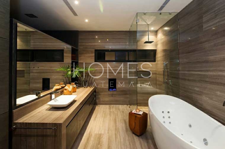 show room baño con tina y regadera moderno width=