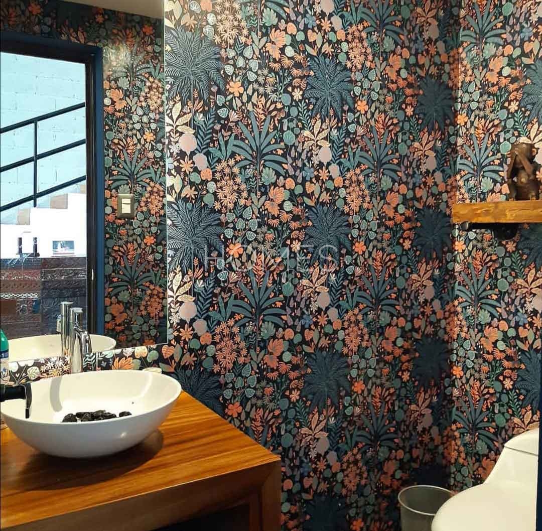 papel tapiz florar en baño tendencia de decoración 2020 width=