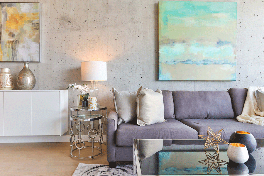 Espacio de un apartamento decorado elegantemente con sillones, mesas, velas y lamparas